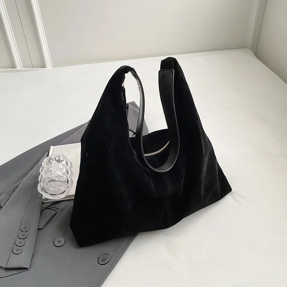 Loose hobo bag with a leather look
