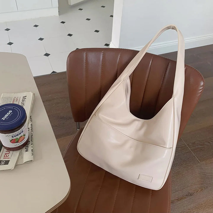 Loose hobo bag with a leather look