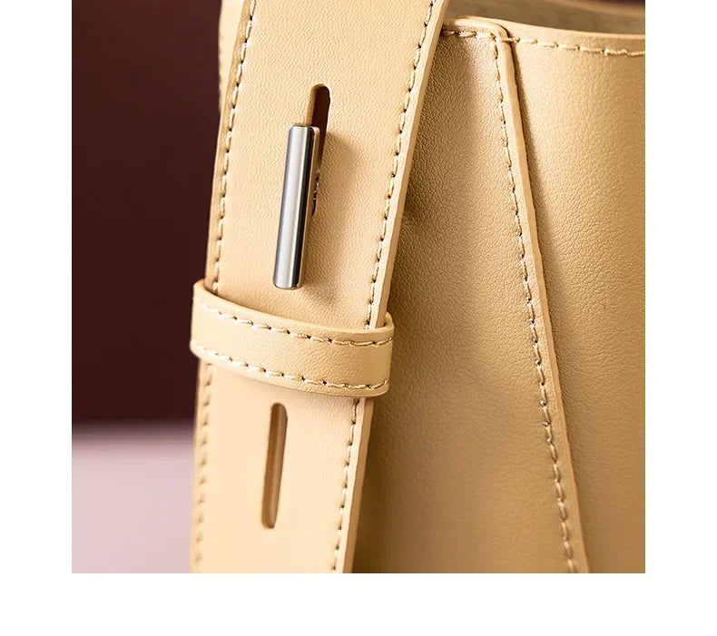 tine™ – Elegant shoulder bag in a sandy shade with strap-inspired handles