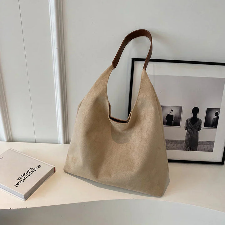 Loose hobo bag with a leather look