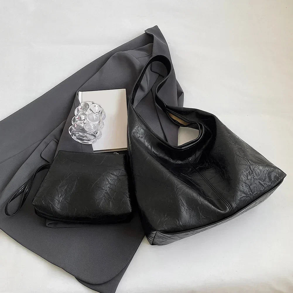 Loose hobo bag with a leather look