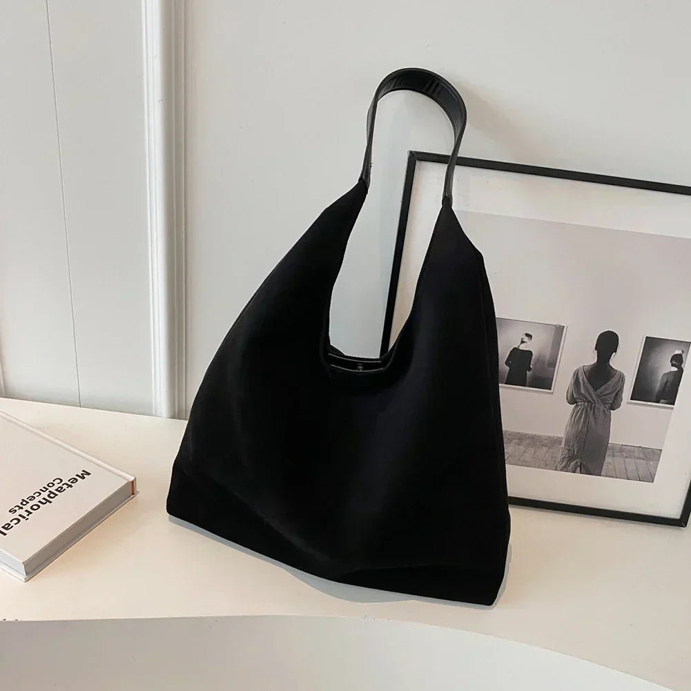 Loose hobo bag with a leather look