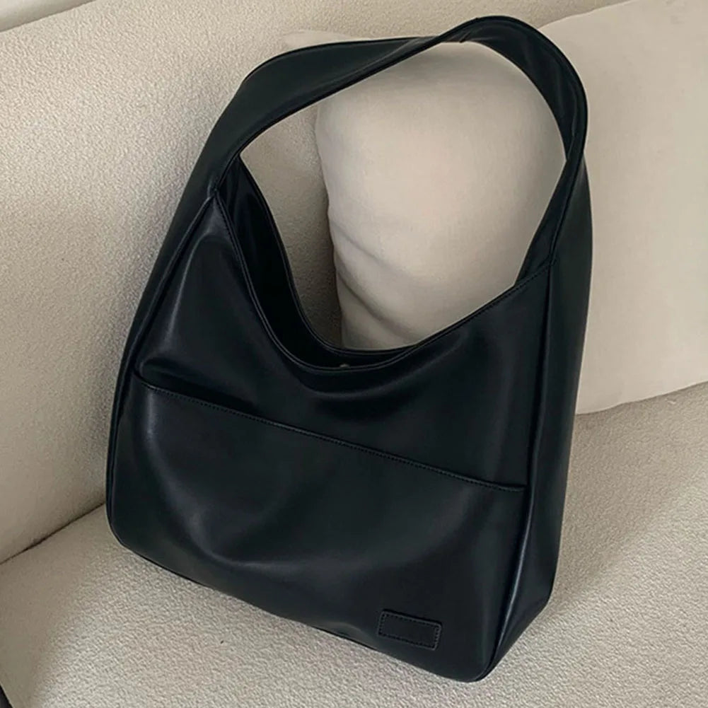 Loose hobo bag with a leather look