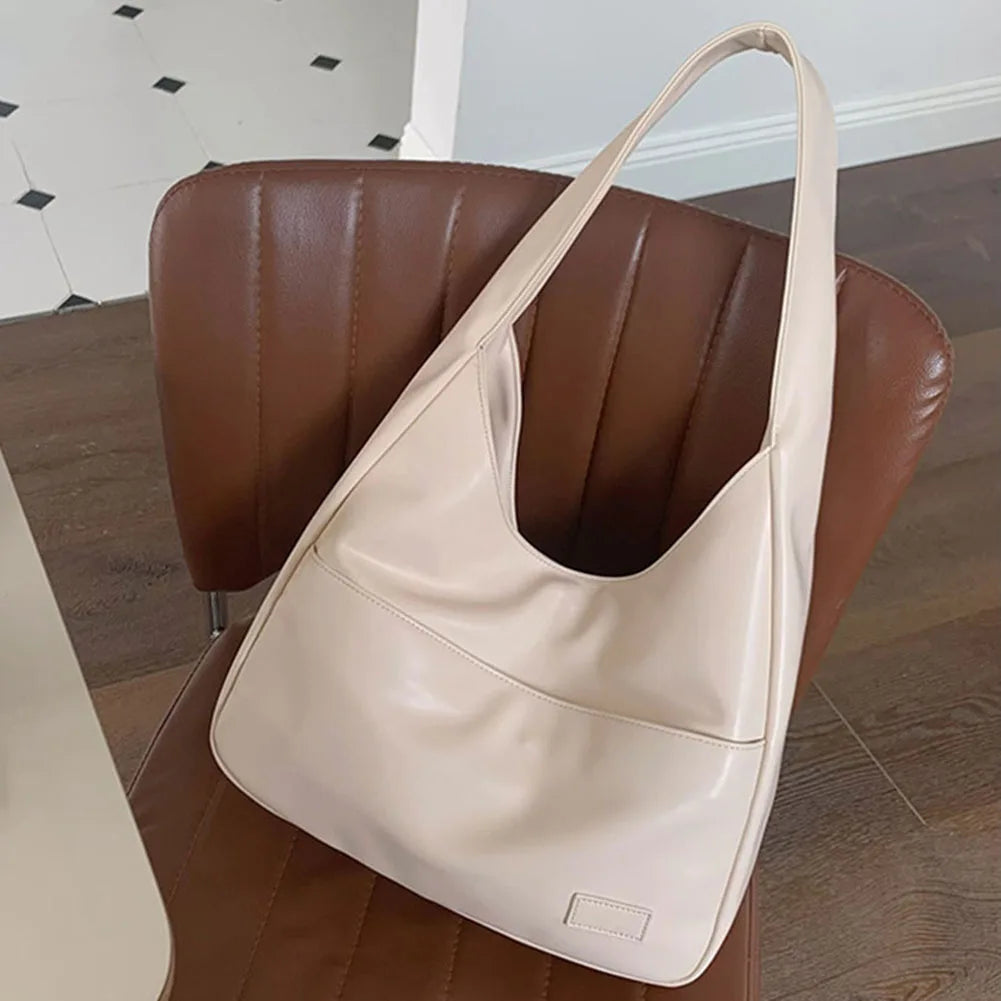 Loose hobo bag with a leather look