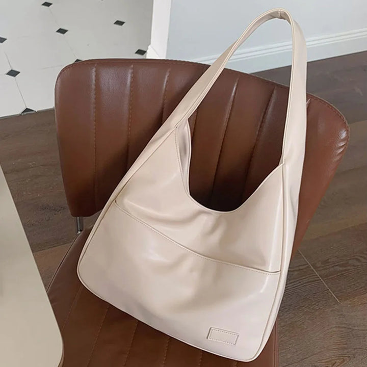 Loose hobo bag with a leather look